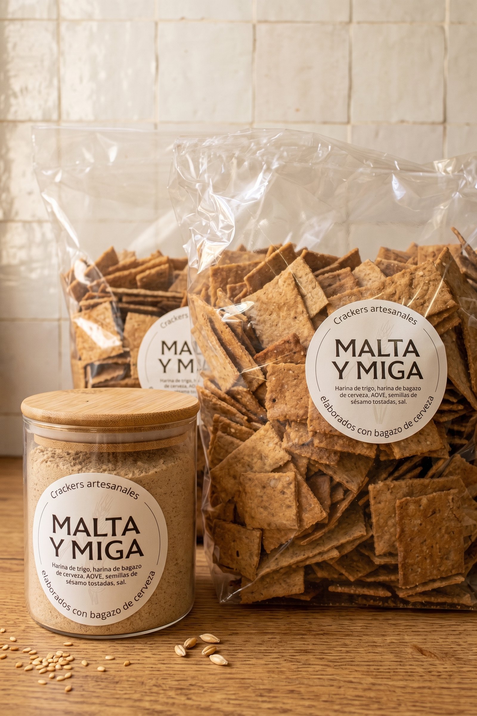 Bolsas de crackers artesanales Malta y Miga junto a bote de harina de bagazo
